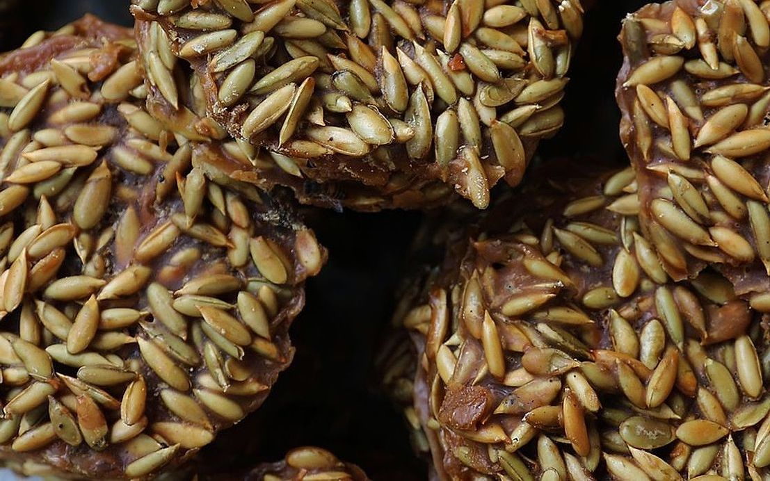 Kakao tozu serpili, çikolata bonbonları ile garnili fincan